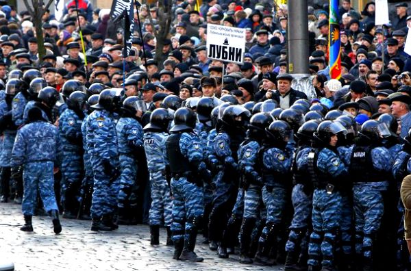 Kiev: Jedna osoba pretrpjela srčani udar dok je policija intervenisala pokušavajući da spriječi blokadu saobraćaja; foto: Reuters Kiev: Jedna osoba pretrpjela srčani udar dok je policija intervenisala pokušavajući da spriječi blokadu saobraćaja; foto: Reuters