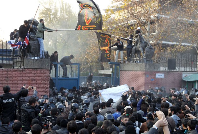 Više desetina Iranaca ušlo je danas, bez policijske intervencije, u ambasadu Velike Britanije u Teheranu i britansku zastavu zamenilo iranskom Više desetina Iranaca ušlo je danas, bez policijske intervencije, u ambasadu Velike Britanije u Teheranu i britansku zastavu zamenilo iranskom