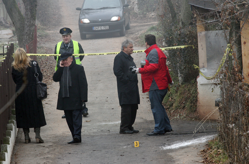 Incident se desio u naselju Zmajevac iznad Baščaršije. Izgorjeli su automobil BMW i VW buba, oba u Karkinovom vlasništvu/ Foto: DEPO PORTAL Incident se desio u naselju Zmajevac iznad Baščaršije. Izgorjeli su automobil BMW i VW buba, oba u Karkinovom vlasništvu/ Foto: DEPO PORTAL