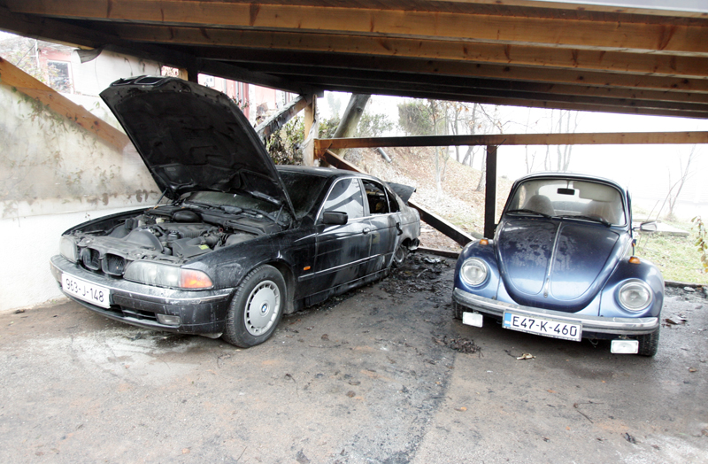 Incident se desio u naselju Zmajevac iznad Baščaršije. Izgorjeli su automobil BMW i VW buba, oba u Karkinovom vlasništvu/ Foto: DEPO PORTAL Incident se desio u naselju Zmajevac iznad Baščaršije. Izgorjeli su automobil BMW i VW buba, oba u Karkinovom vlasništvu/ Foto: DEPO PORTAL