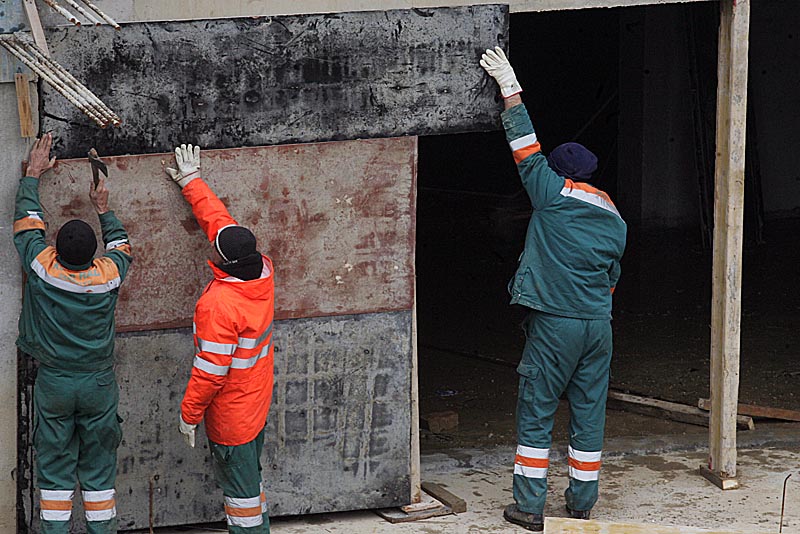 Nakon pripreme terena i predpristupnog puta, kamioni i bageri su ušli na gradilište. Na terenu su građevinski inspektori Općine Centar/ Foto: DEPO PORTAL Nakon pripreme terena i predpristupnog puta, kamioni i bageri su ušli na gradilište. Na terenu su građevinski inspektori Općine Centar/ Foto: DEPO PORTAL