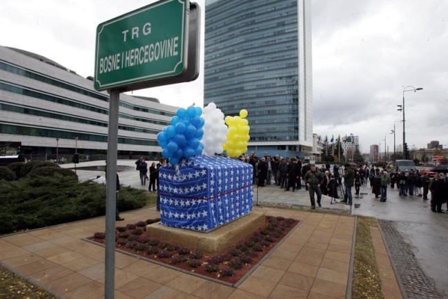 Replika zgo&scaron;ćanskog stećka postavljena ispred zgrade zajedničkih institucija BiH u Sarajevu/ Foto: DEPO PORTAL