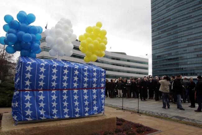 Replika zgošćanskog stećka postavljena ispred zgrade zajedničkih institucija BiH u Sarajevu/ Foto: DEPO PORTAL Replika zgošćanskog stećka postavljena ispred zgrade zajedničkih institucija BiH u Sarajevu/ Foto: DEPO PORTAL