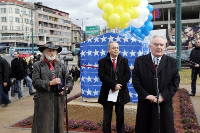 Replika zgošćanskog stećka postavljena ispred zgrade zajedničkih institucija BiH u Sarajevu/ Foto: DEPO PORTAL Replika zgošćanskog stećka postavljena ispred zgrade zajedničkih institucija BiH u Sarajevu/ Foto: DEPO PORTAL