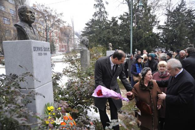 Postavljanje bisti u Malom parku kod Predsjedništva BiH/ Foto: Dnevni avaz Postavljanje bisti u Malom parku kod Predsjedništva BiH/ Foto: Dnevni avaz