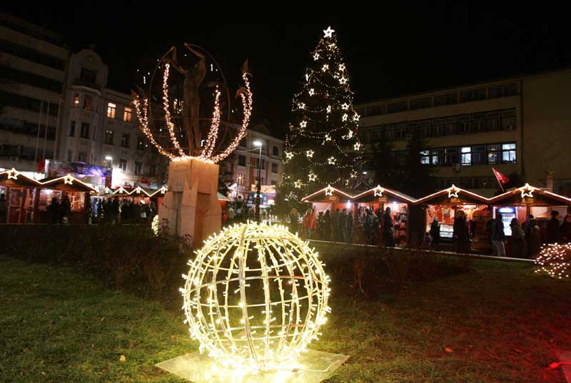 Novogodi&scaron;nji ukrasi na ulicama Sarajeva / Foto: DEPO PORTAL
