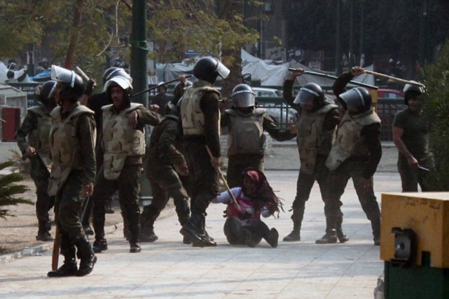 Policajci pretukli demonstrantkinju u Egiptu Policajci pretukli demonstrantkinju u Egiptu