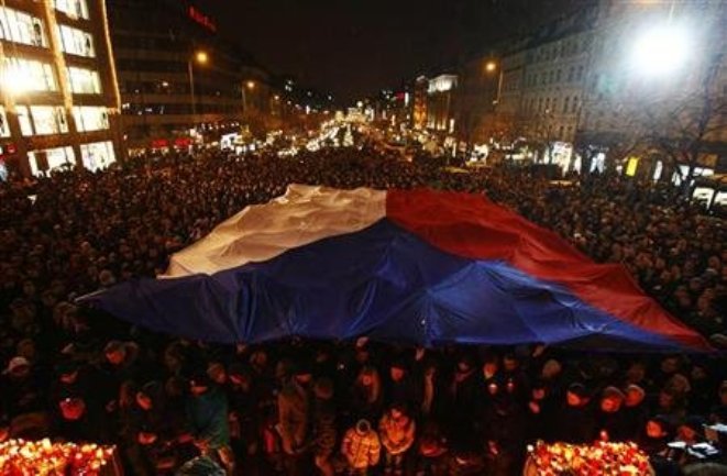 Ljudi pale svijeće i drže nacionalnu zastavu u spomen na Vaclava Havela Ljudi pale svijeće i drže nacionalnu zastavu u spomen na Vaclava Havela