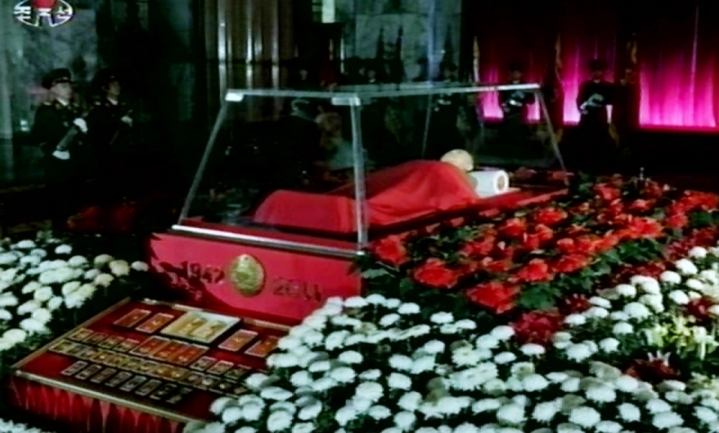 Beživotno tijelo Kim Jong-ila izloženo danas u staklenom lijesu u mauzoleju Kumsusan Beživotno tijelo Kim Jong-ila izloženo danas u staklenom lijesu u mauzoleju Kumsusan