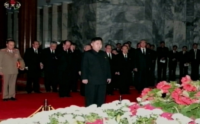 Beživotno tijelo Kim Jong-ila izloženo danas u staklenom lijesu u mauzoleju Kumsusan Beživotno tijelo Kim Jong-ila izloženo danas u staklenom lijesu u mauzoleju Kumsusan