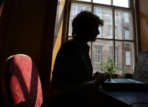 žena za računarom ilustracija žena za računarom ilustracija