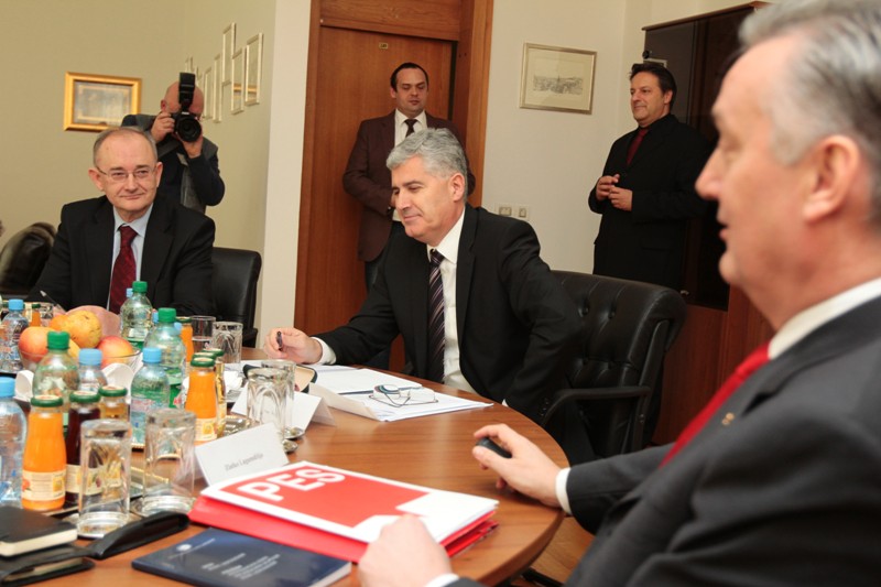 Sastanak stranačkih lidera u kabinetu Sulejmana Tihića Sastanak stranačkih lidera u kabinetu Sulejmana Tihića