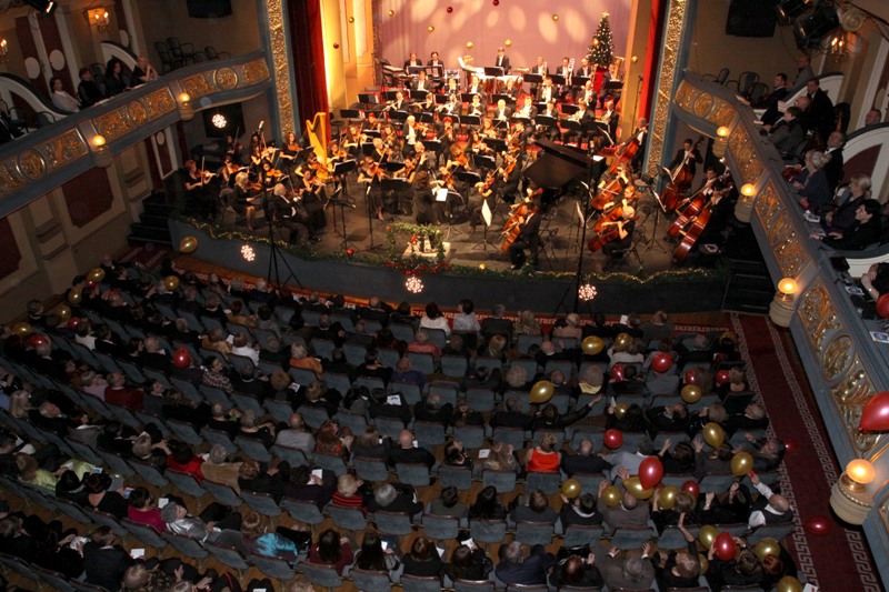 Publika je uživala u izvanredno izabranom programu svjetski poznatih valcera, arija i polki i u scenskom nastupu solista, koji su spremili  iznenađenje za sve na&scaron;e vjerne posjetitelje