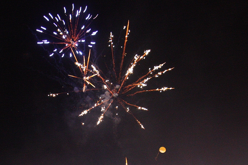 Nekoliko hiljada Sarajlija zajedno sa gostima grada dočekali su novu, 2012. godinu na Trgu djece Sarajeva. Stara godina ispraćena je uz vi&scaron;eminutni vatromet