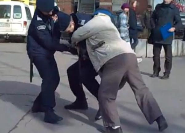 Nožem na policajca Nožem na policajca