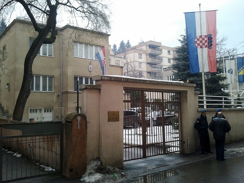 Muškarac se zapalio pred zgradom Veleposlanstva Republike Hrvatske u Sarajevu/ Foto: DEPO PORTAL Muškarac se zapalio pred zgradom Veleposlanstva Republike Hrvatske u Sarajevu/ Foto: DEPO PORTAL