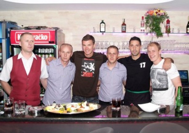 Senijad Ibričić (desno) sa Edinom Džekom (u sredini) i braćom na svečanosti otvaranja kafića '17' Senijad Ibričić (desno) sa Edinom Džekom (u sredini) i braćom na svečanosti otvaranja kafića '17'