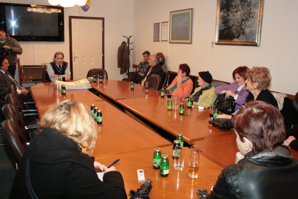 U povodu pravoslavnog Božića, predsjedavajući Općinskog vijeća Centar Slaven Kovačević upriličio je 6. januara 2012. godine u Općini tradicionalni prijem za članove deset porodica poginulih boraca pravoslavne vjeroispovijesti. U povodu pravoslavnog Božića, predsjedavajući Općinskog vijeća Centar Slaven Kovačević upriličio je 6. januara 2012. godine u Općini tradicionalni prijem za članove deset porodica poginulih boraca pravoslavne vjeroispovijesti.