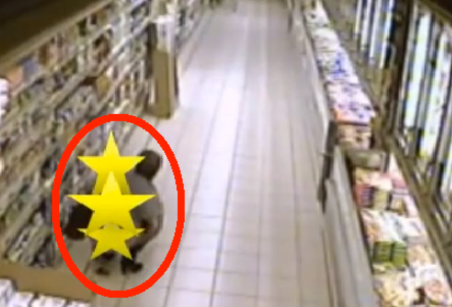 žena vrši nuždu u supermarketu žena vrši nuždu u supermarketu