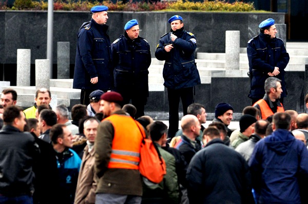 Otpušteni vojnici iz Federacije BiH najavili da će izdvojiti po deset maraka pomoći za svoje kolege iz RS Otpušteni vojnici iz Federacije BiH najavili da će izdvojiti po deset maraka pomoći za svoje kolege iz RS