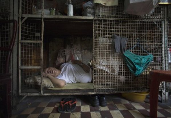 Više od 100.000 ljudi u Hong Kongu živi u kavezima površine jedan kvadratni metar Više od 100.000 ljudi u Hong Kongu živi u kavezima površine jedan kvadratni metar