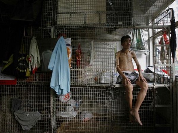 Više od 100.000 ljudi u Hong Kongu živi u kavezima površine jedan kvadratni metar Više od 100.000 ljudi u Hong Kongu živi u kavezima površine jedan kvadratni metar