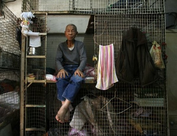 Više od 100.000 ljudi u Hong Kongu živi u kavezima površine jedan kvadratni metar Više od 100.000 ljudi u Hong Kongu živi u kavezima površine jedan kvadratni metar
