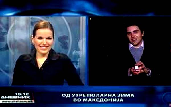 Reporter makedonske televizije zaprosio koleginicu usred vijesti Reporter makedonske televizije zaprosio koleginicu usred vijesti