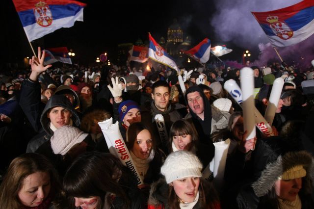 Oko 15.000 ljudi ispred beogradske Skup&scaron;tine dočekalo vaterpoliste i rukometa&scaron;e Srbije