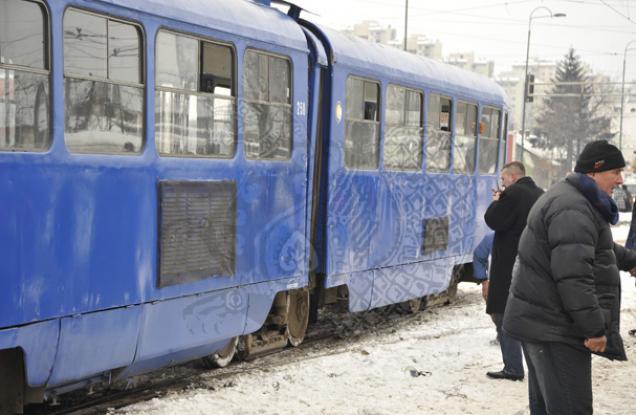 Tramvaj iskočio iz &scaron;ina kod Remize