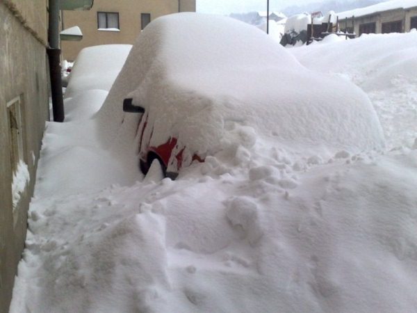 zatrpano auto snijeg