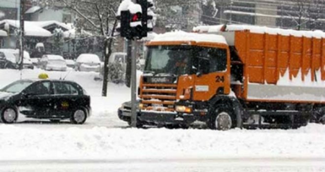 Pada li, pada: Na terenu 40 vozila i  100 radnika Zimske službe KJKP 'Rad'