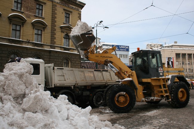 odvoz nagomilanog snijega sa saobraćajnica i pje&scaron;ačkih prolaza