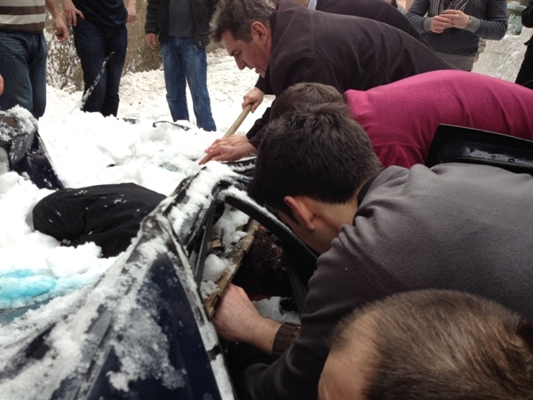 uposlenici lutrije BiH spa&scaron;avaju vozača