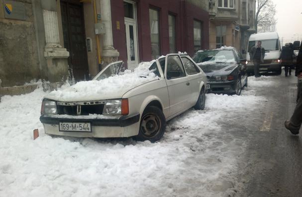 Snijeg sa krova o&scaron;tetio tri automobila 