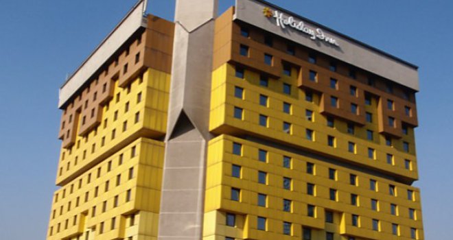 Po naredbi Suda KS: Pripadnici MUP-a jutros upali u hotel 'Holiday Inn',  pretres još traje