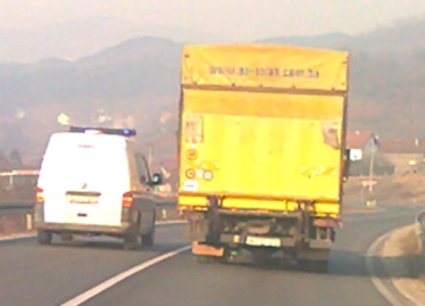 policija pretječe na punoj liniji