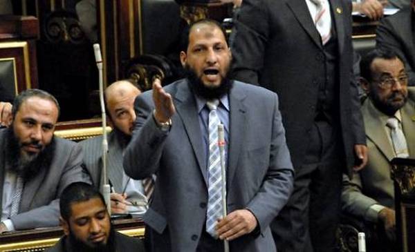 Političar istjeran iz partije jer je imao korekciju nosa