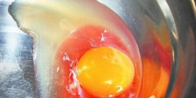 Prona&scaron;li krv u jajetu, a proizvođač im 'objasnio' da koko&scaron;ka ima menstruaciju