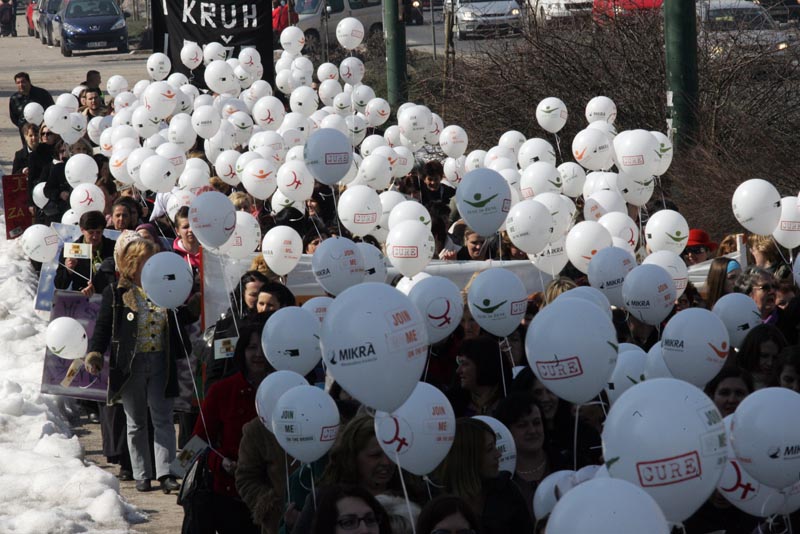Međunarodni dan žena obilježen aktivističkim mar&scaron;om i akcijom 'Pridruži mi se na mostu 2012'/ Foto: DEPO PORTAL