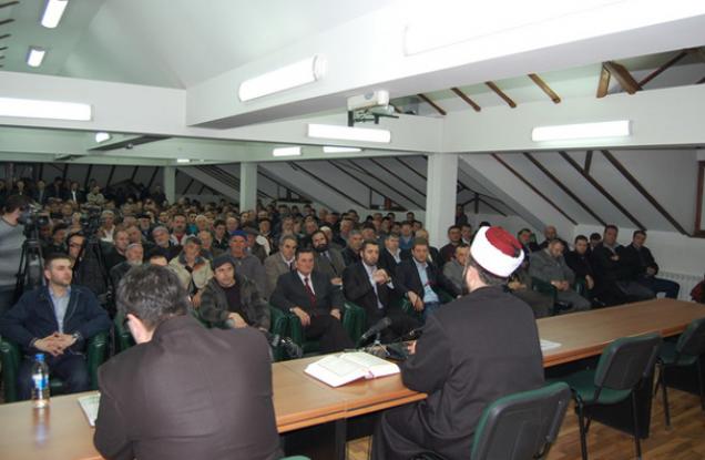 Članovi Zabranjenog pu&scaron;enja na tribini muftije Muamera ef. Zukorlića u Sandžaku