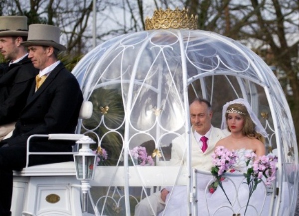 ozenio plasticnu lutku