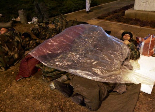 bivsi pripadnici os proveli noc ispred zzi naslovna