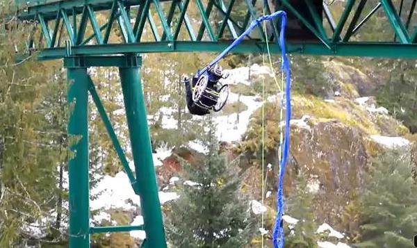 Nepokretna djevojka u kolicima skočila bandžing sa mosta