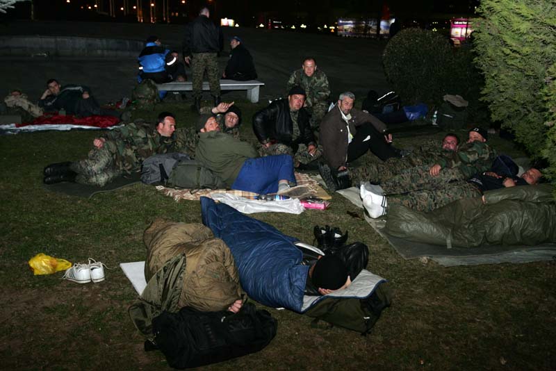 Biv&scaron;i pripadnici Oružanih snaga BiH proveli noć ispred zgrade institucija BiH