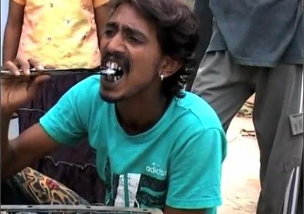 Čovjek koji jede užareni ugalj