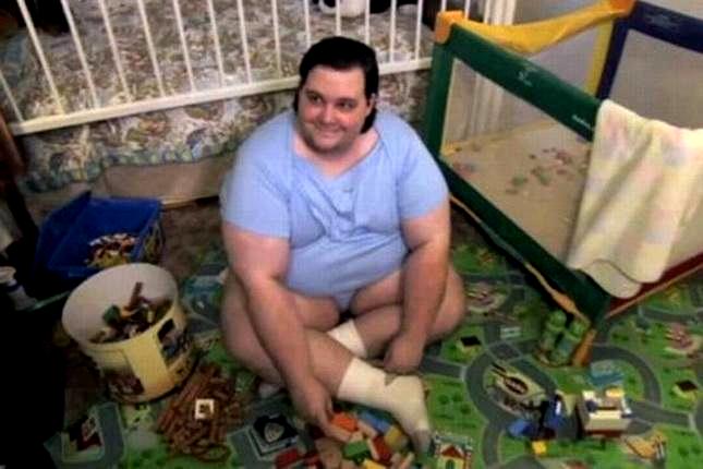 Ima 31 godinu, a živi kao beba