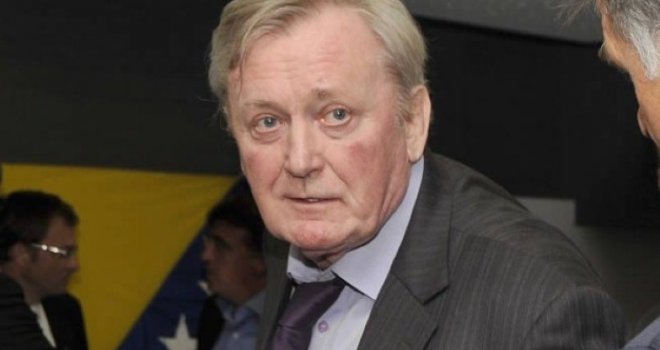 Ivica Osim već 20 dana ne ustaje iz kreveta, ima povišenu temperaturu, 39 stepeni, trpi jake bolove... 