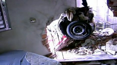 automobil se zabio u drugi sprat zgrade