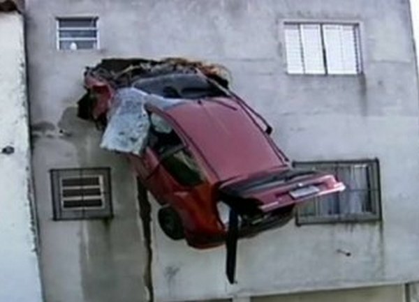 automobil se zabio u drugi sprat zgrade